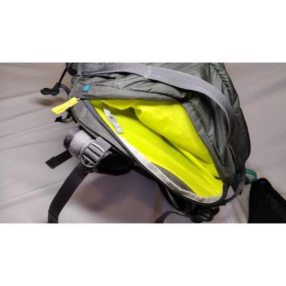 Thule Capstone 32 Liter Backpack Men's Fit Grey with DSLR Camera Holster - Picture 13 of 15